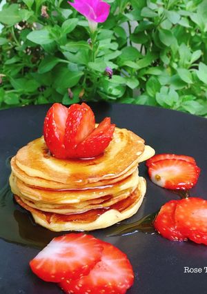 Hình của món Pancake Dâu Tươi Mật Ong.