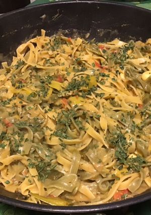 Une photo de Fettuccines bicolores aux poireaux, bouillon de gambas, crème et persil (one pot pasta)