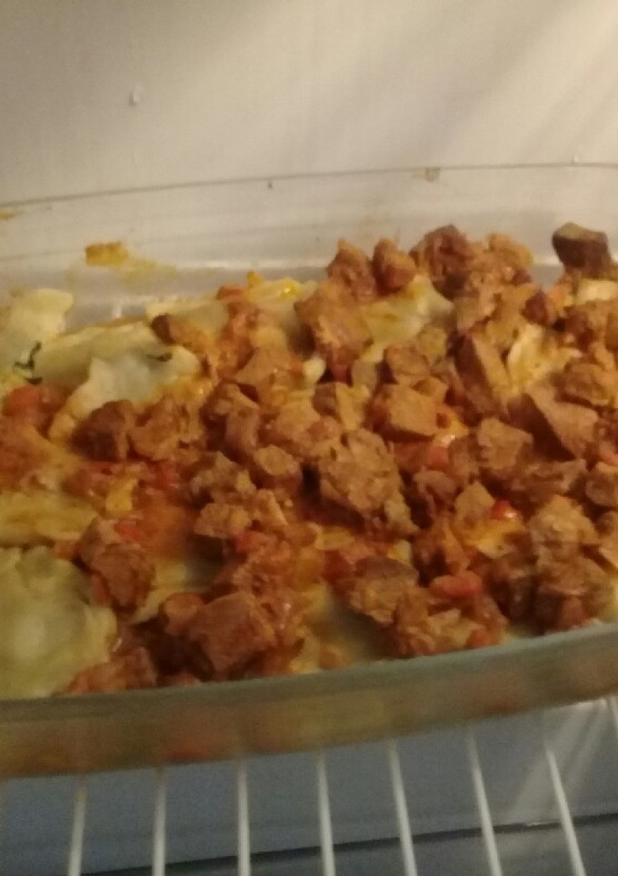 Una foto de Raviolones caseros rellenos de acelga y salsa
