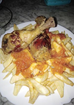 صورة لوصفة بطاطا مقلي باصلصة طماطم خفيف وبنينة 😋😋