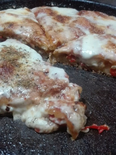 Una foto de Pizza rellena sencillita tranquilita así nomás 😉😋