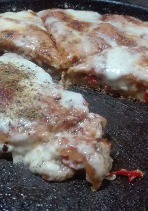 Una foto de Pizza rellena sencillita tranquilita así nomás 😉😋