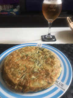 Una foto de Tortilla de patatas y grelos