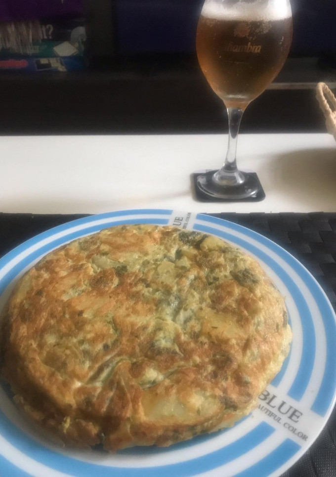Una foto de Tortilla de patatas y grelos