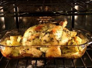 Una foto de Pollo al horno en salsa de perejil y limón