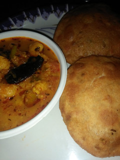 आलू टमाटर की स्वादिष्ट सब्ज़ी और आलू कचौड़ी (aloo tamatar ki swadisht sabzi aur aloo kachodi) रेसिपी मुख्य फोटो