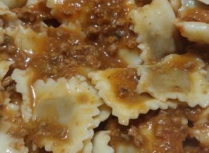 Una foto de Raviolis de carne con salsa boloña
