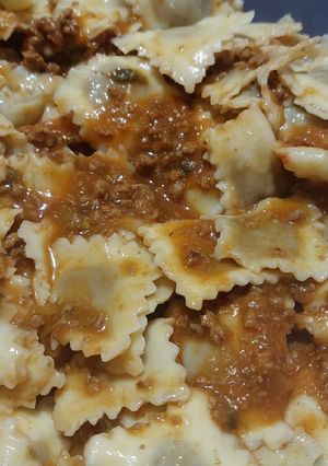 Una foto de Raviolis de carne con salsa boloña