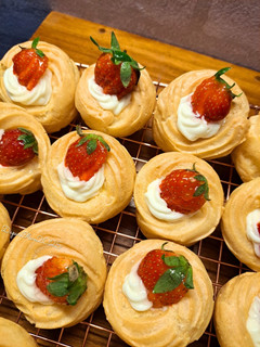 Foto resep Strawberry Fresh Choux / Kue Sus Strawberry Vla Diplomat