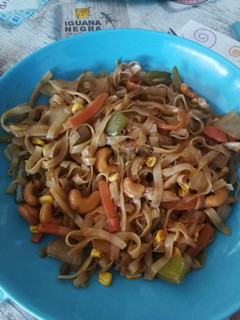 Una foto de Salteado oriental de pasta de arroz