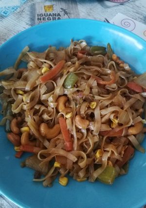 Una foto de Salteado oriental de pasta de arroz