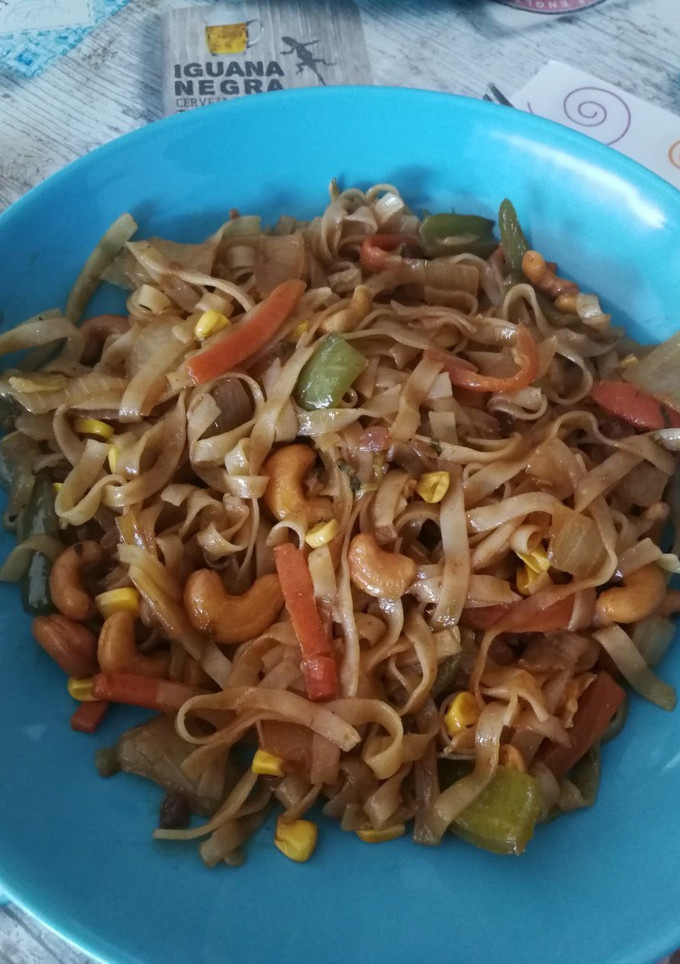 Una foto de Salteado oriental de pasta de arroz