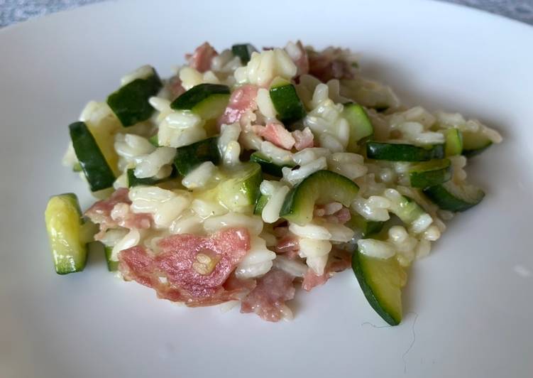 Risotto zucchine e salame