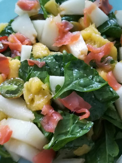 Una foto de Ensalada de espinacas, mango, melón, salmón ahumado y cherry