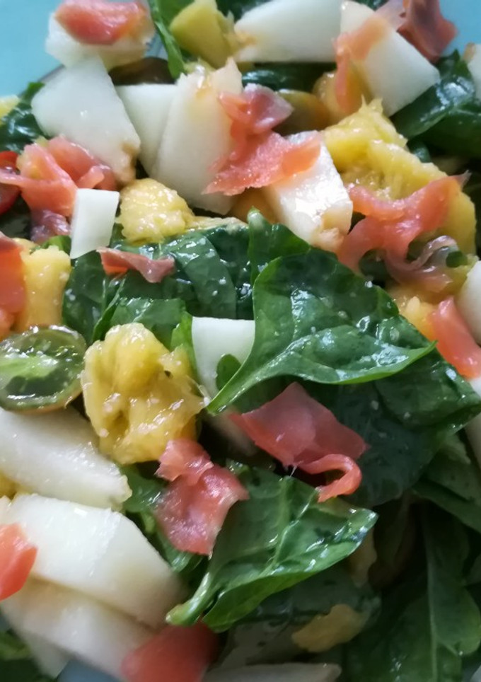 Una foto de Ensalada de espinacas, mango, melón, salmón ahumado y cherry