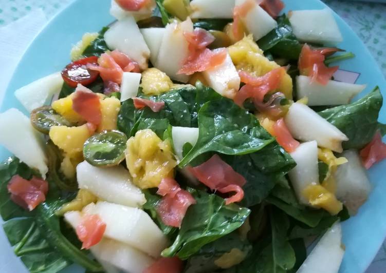Ensalada de espinacas, mango, melón, salmón ahumado y cherry