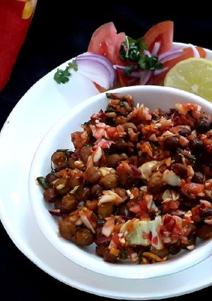 A picture of Chana salad.
