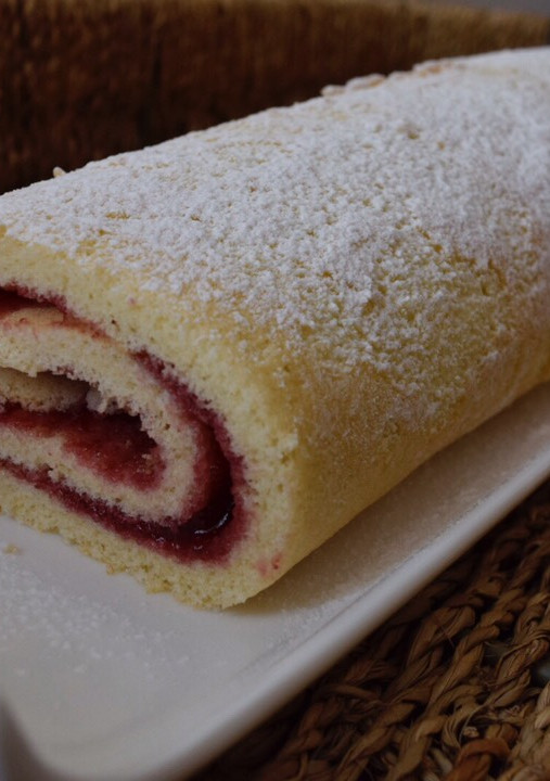 Una foto de Brazo de gitano con mermelada de cerezas