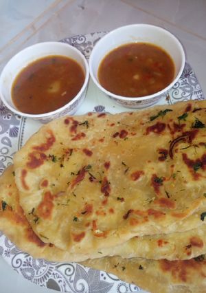 A picture of Garlic nan bread wit ALU gravy.