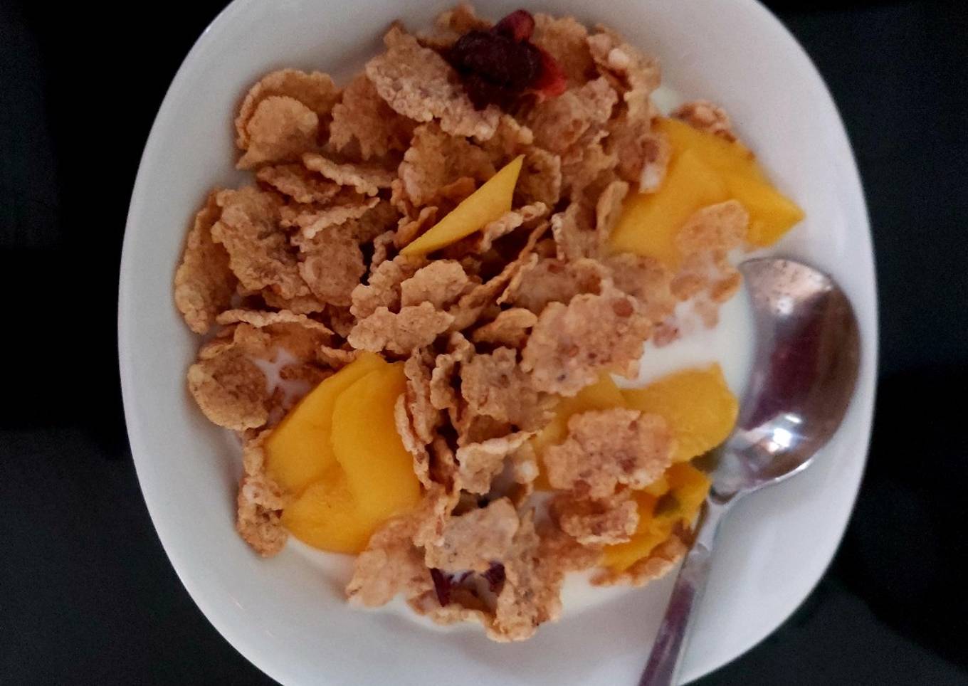 My Bran flakes with Dried Fruit and fresh sliced Mango 😍