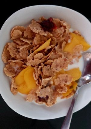 A picture of My Bran flakes with Dried Fruit and fresh sliced Mango 😍.