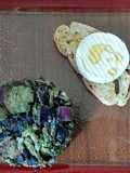 Timbal de verduras cocidas y salteadas con tosta de huevos revueltos