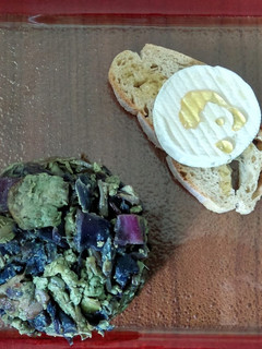 Una foto de Timbal de verduras cocidas y salteadas con tosta de huevos revueltos