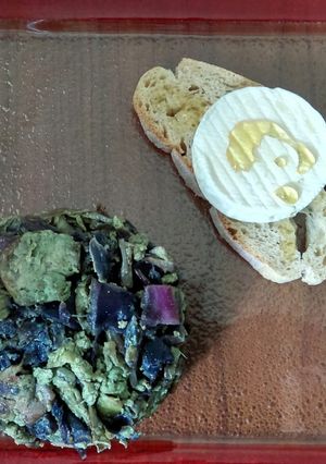Una foto de Timbal de verduras cocidas y salteadas con tosta de huevos revueltos