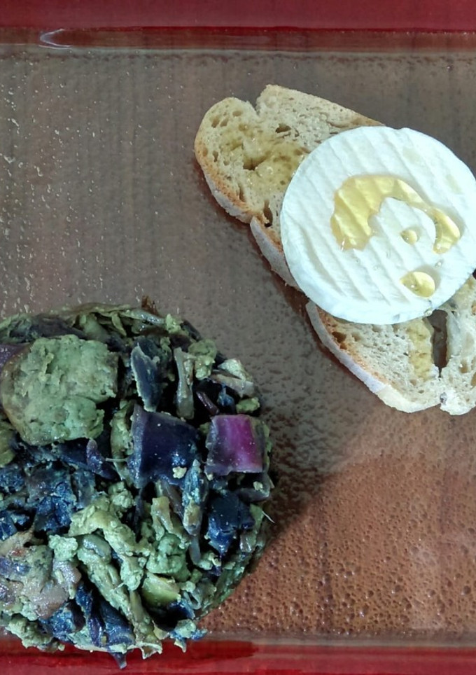 Una foto de Timbal de verduras cocidas y salteadas con tosta de huevos revueltos