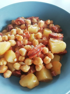 Una foto de Garbanzos con jamón y chorizo