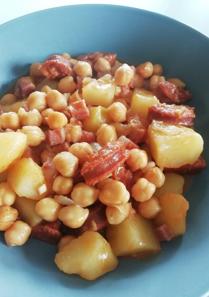 Una foto de Garbanzos con jamón y chorizo