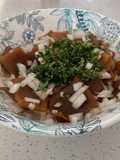 Cochayuyo en ensalada con cebolla blanca y cilantro