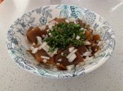 Una foto de ensalada de cochayuyo