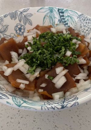 Una foto de Cochayuyo en ensalada con cebolla blanca y cilantro