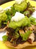 Tostadas mexicanas con pechuga grillada, guacamole y frijol refrito