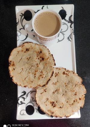 બિસ્કીટ ભાખરી (Biscuit Bhakhri Recipe In Gujarati) રેસીપી મુખ્ય ફોટો