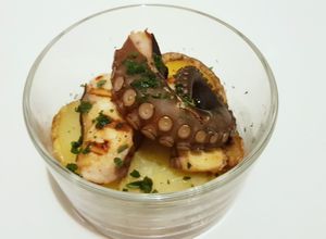 Foto di Fingerfood di polpo grigliato alla paprika su patate con buccia