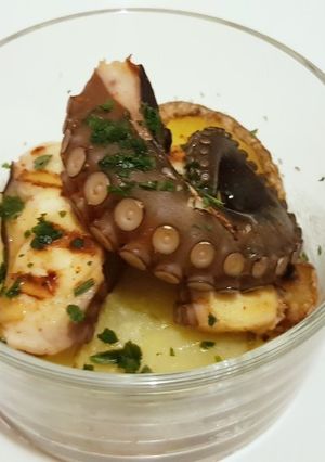 Foto di Fingerfood di polpo grigliato alla paprika su patate con buccia