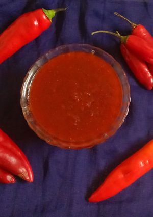 A picture of Arrabbiata sauce (pasta sauce).