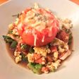 Tomate relleno de atún y aguacate