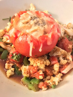 Una foto de Tomate relleno de atún y aguacate