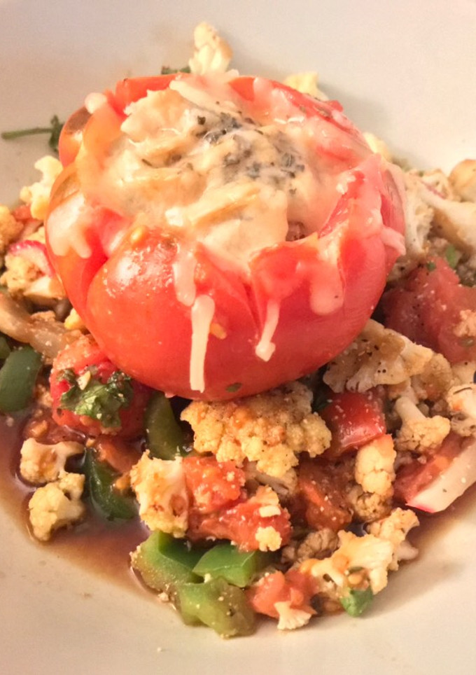 Una foto de Tomate relleno de atún y aguacate