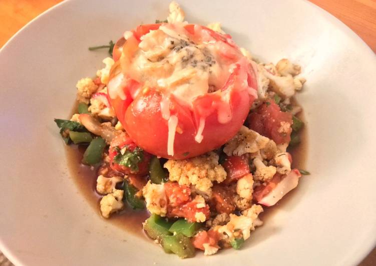 Tomate relleno de atún y aguacate