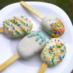 A picture of Cakesicles.
