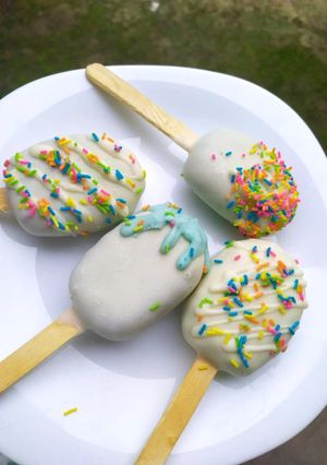 A picture of Cakesicles.