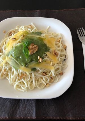 Una foto de Salsa pesto para unos ricos tallarines..
