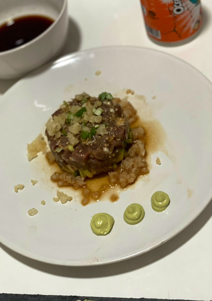 Una foto de Tartar de atún y aguacate