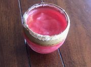 Una foto de cóctel de sandía sin alcohol