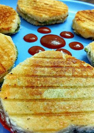 A picture of Heart shaped cheesy sandwich.