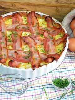 Una foto de Tarta de calabacín con crema de queso con pimientos del piquillo y beicon